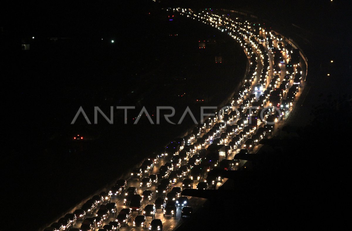 ARUS MUDIK TOL JAKARTA CIKAMPEK ANTARA Foto