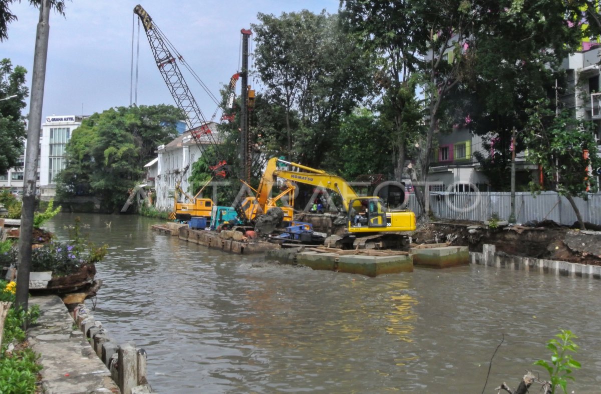 Pemasangan Turap Ciliwung Antara Foto