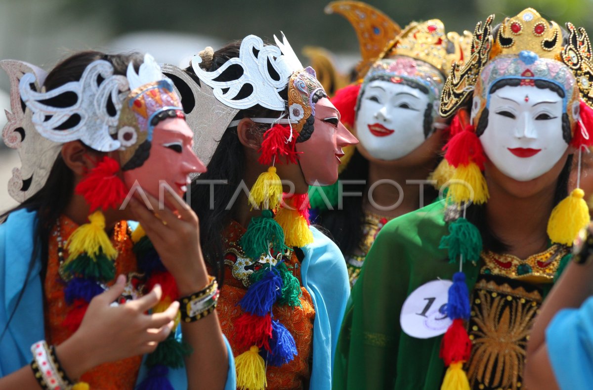 Festival Seribu Topeng Antara Foto