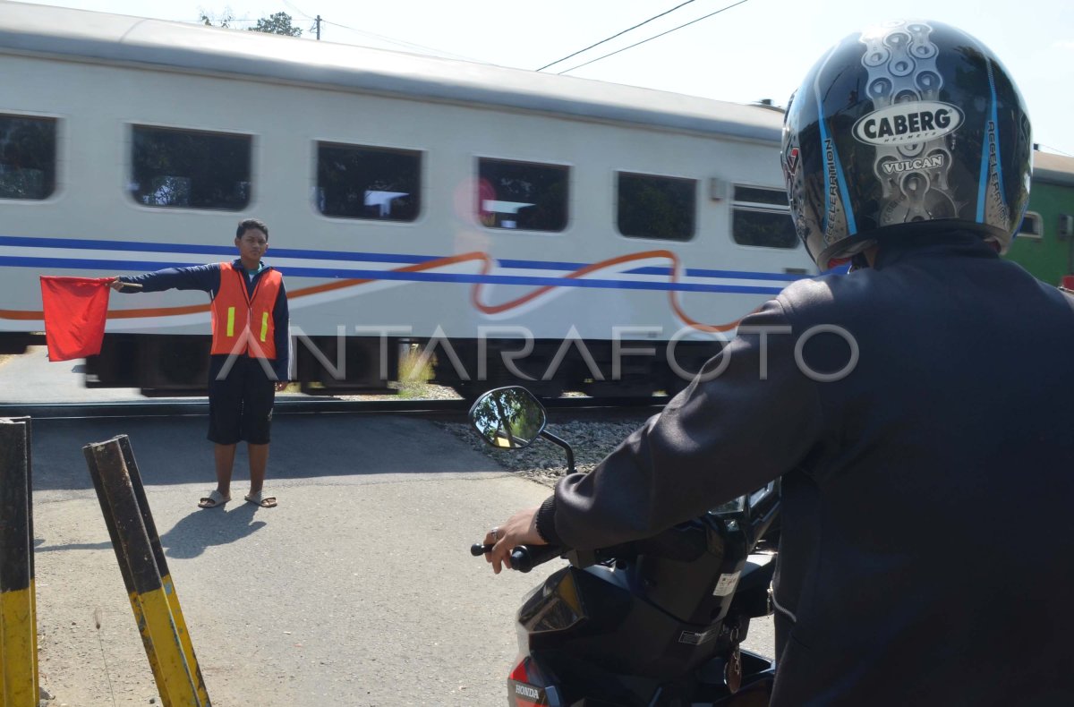 Perlintasan Tanpa Palang Pintu Antara Foto