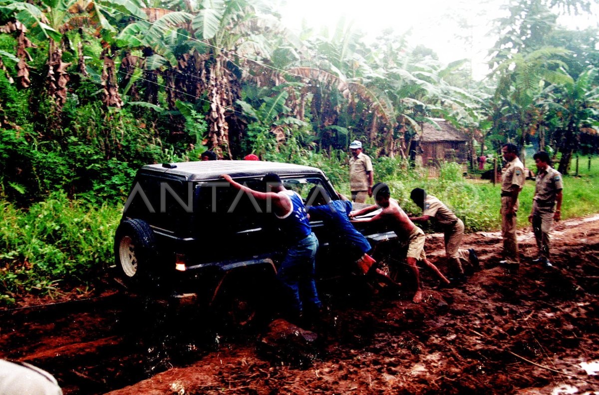 MOBIL TERJEBAK LUMPUR DI MANOKWARI ANTARA Foto