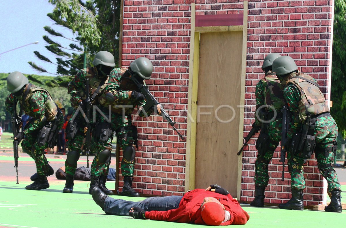 Simulasi Penyelamatan Sandera Antara Foto