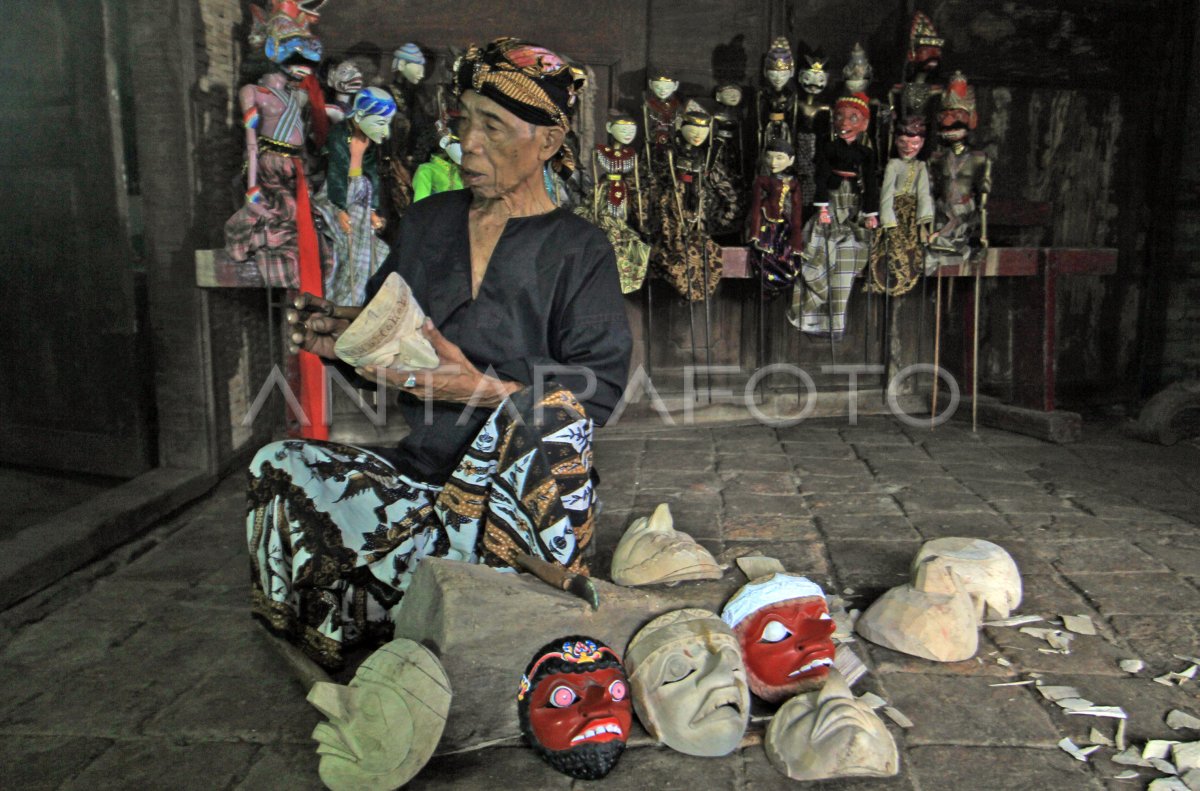 KERAJINAN TOPENG ANTARA Foto