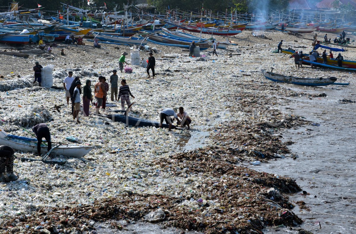 Sampah Plastik Di Pantai Kedonganan Bali ANTARA Foto