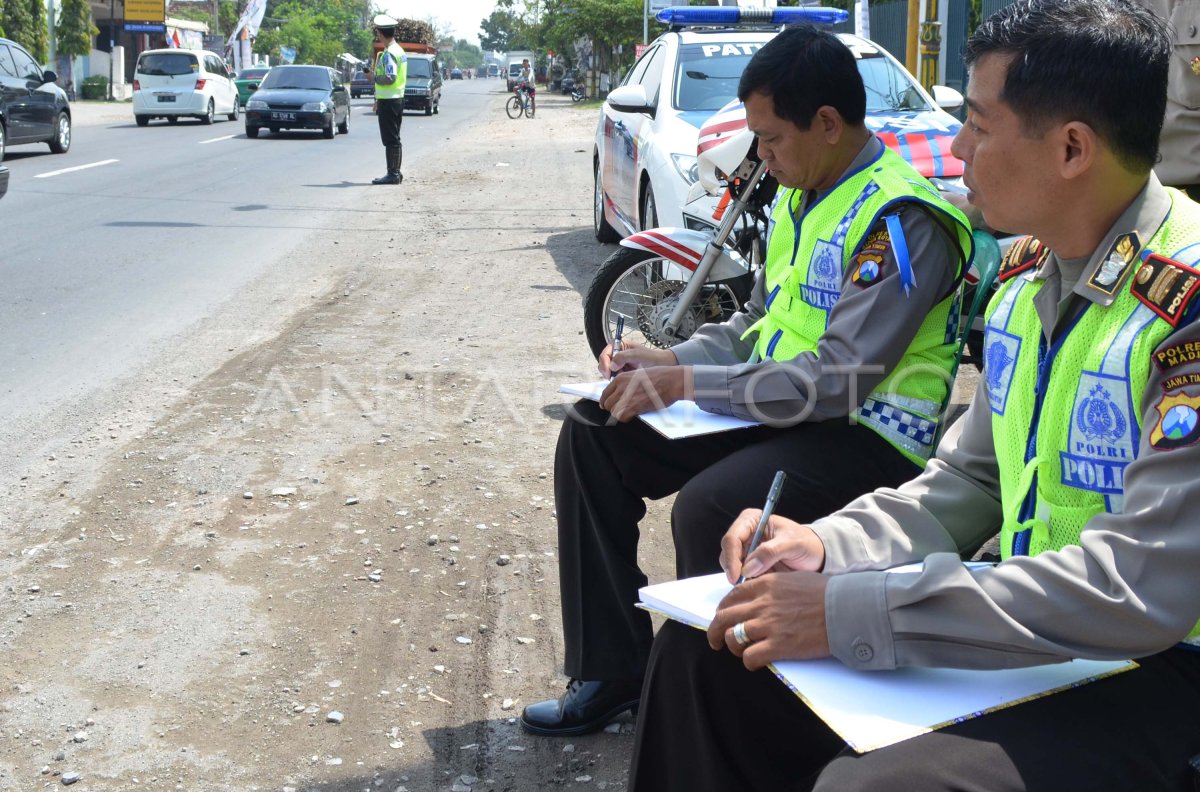 Hitung Volume Pemudik Antara Foto