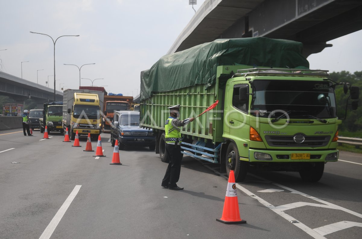 Pengalihan Jalur Angkutan Barang Antara Foto