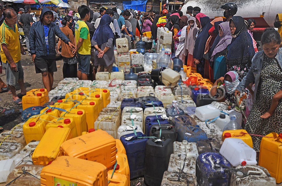 OPERASI PASAR MINYAK GORENG CURAH DI SERANG ANTARA Foto