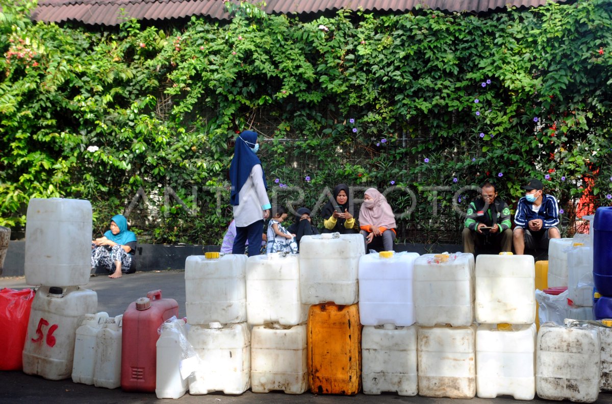 Antrean Pembelian Minyak Goreng Curah Bersubsidi Antara Foto