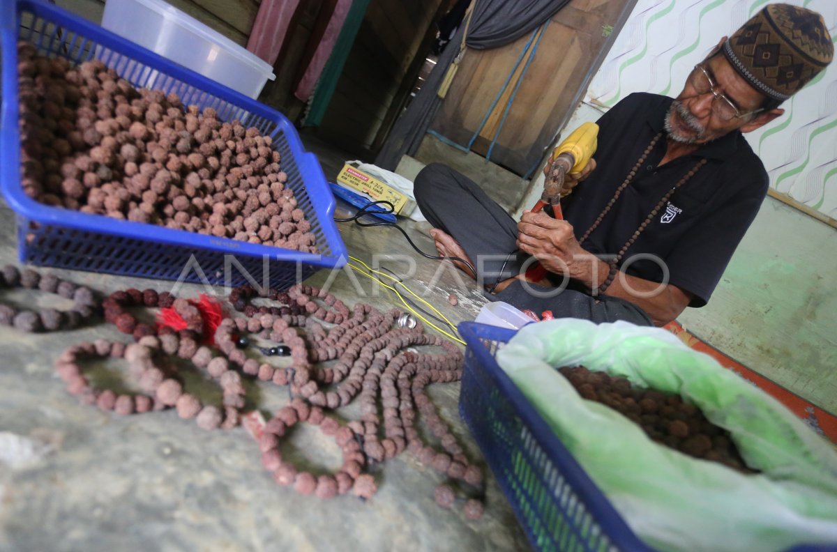 Kerajinan Biji Jenitri Di Aceh Barat Antara Foto