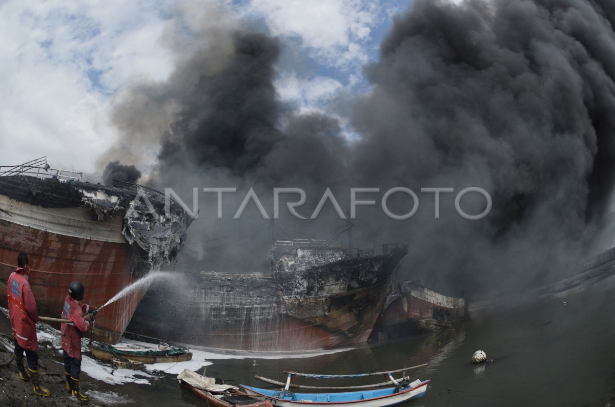 Kebakaran Kapal Pelabuhan Benoa Antara Foto