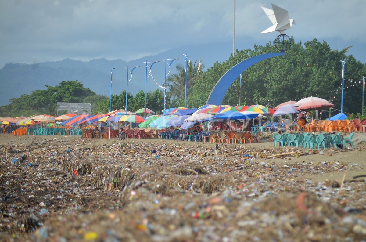 Sampah Objek Wisata Di Padang Antara Foto