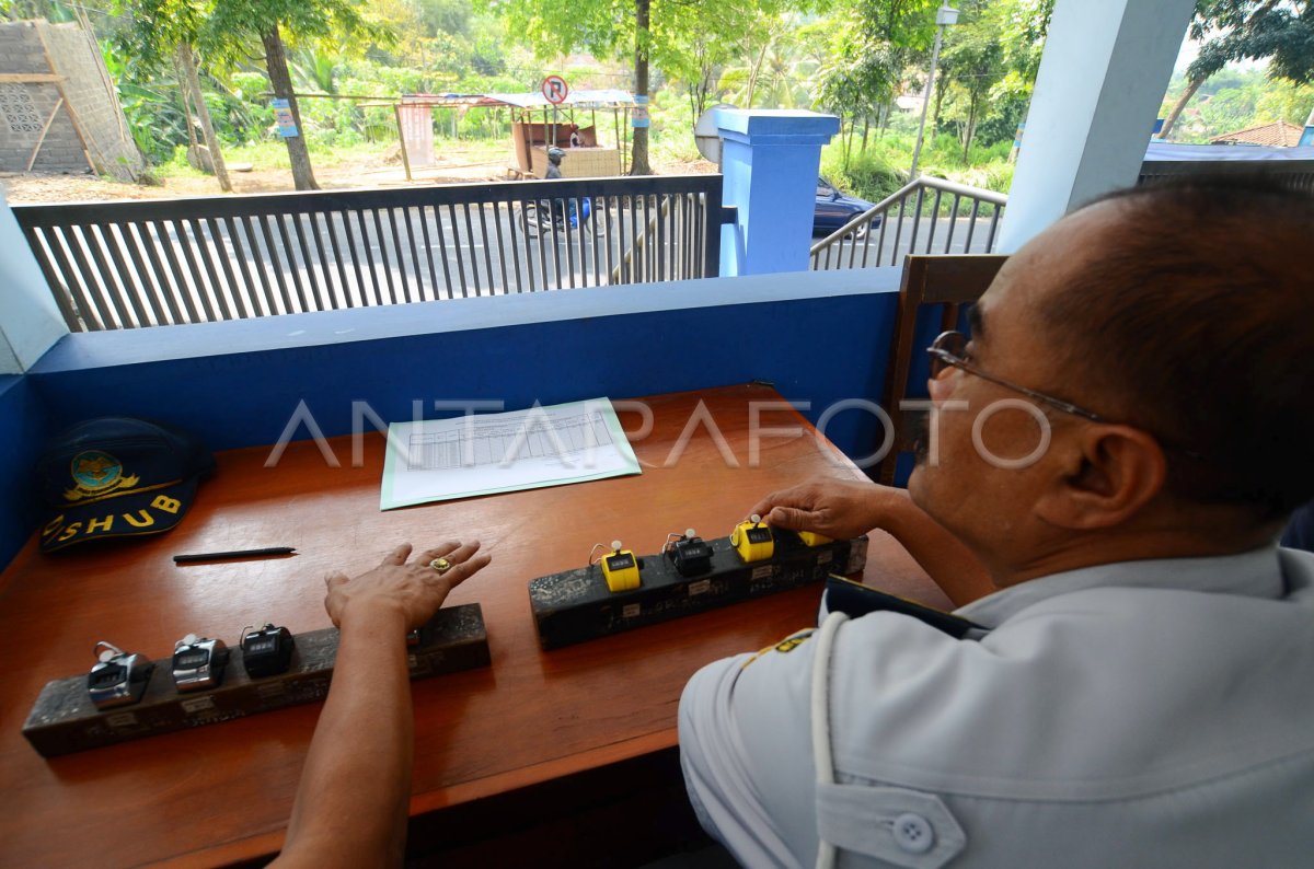 Hitung Volume Pemudik Antara Foto