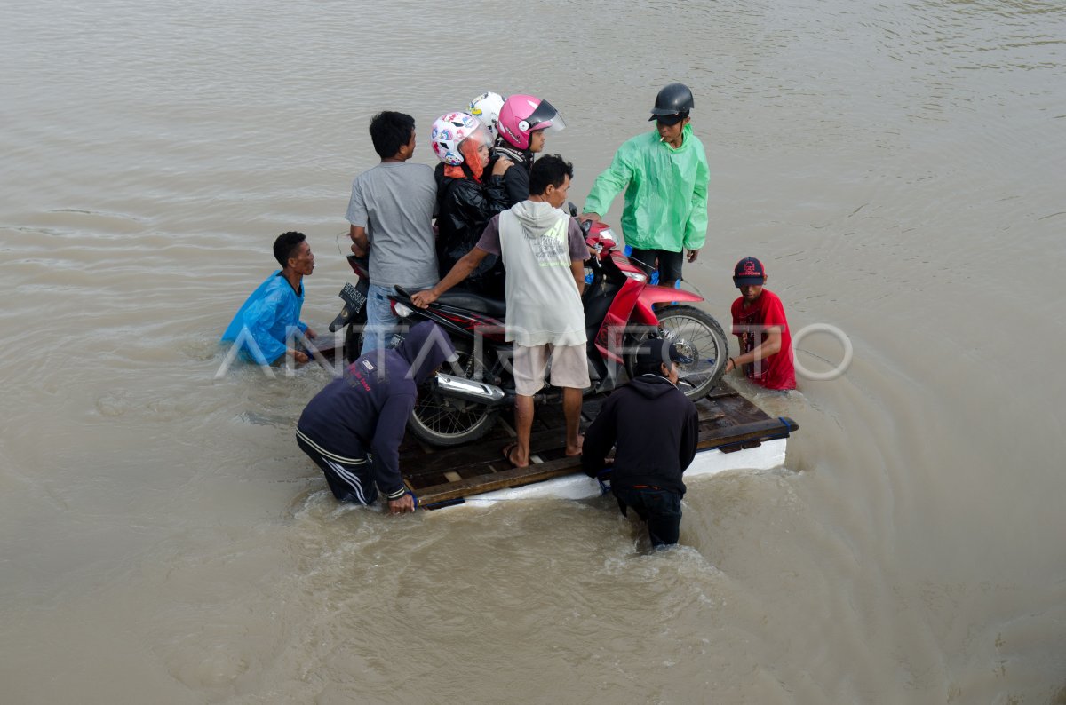 Banjir Putuskan Jembatan Antara Foto