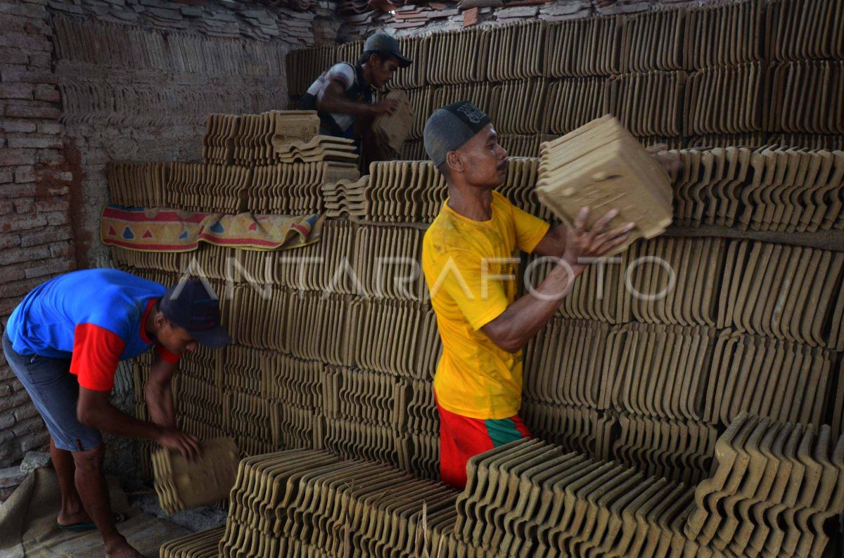 PRODUKSI GENTENG TERKENDALA CUACA ANTARA Foto