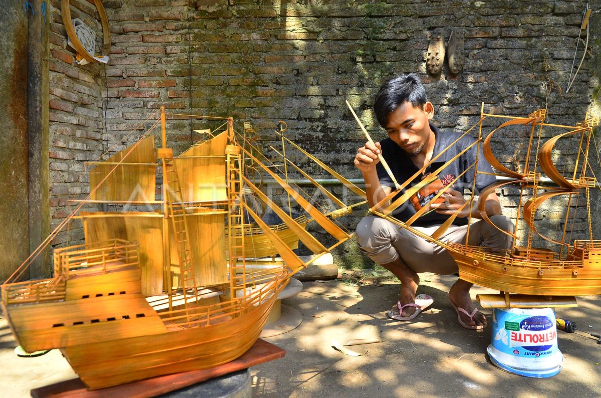 Kerajinan Miniatur Perahu Pinisi Antara Foto