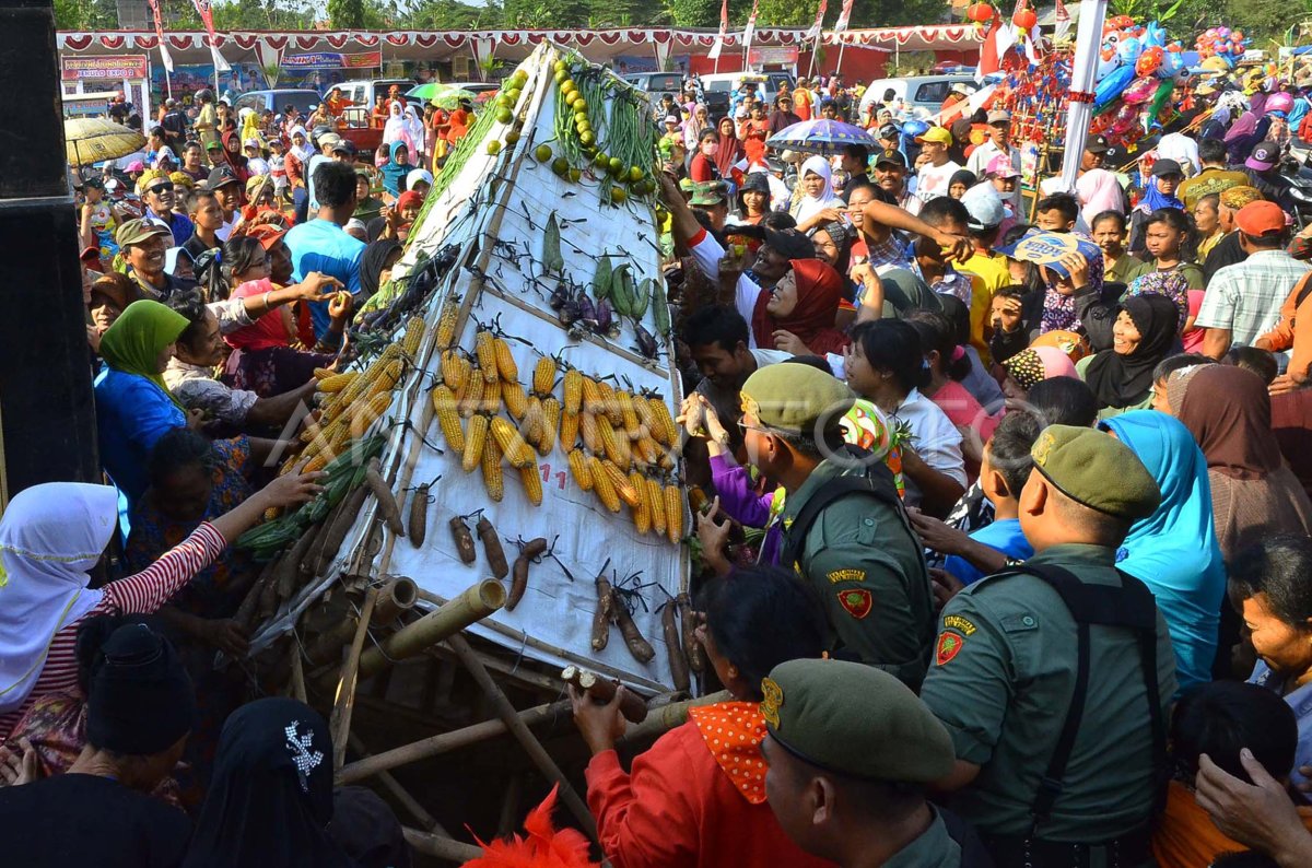 TRADISI BUDAYA SEDEKAH BUMI ANTARA Foto