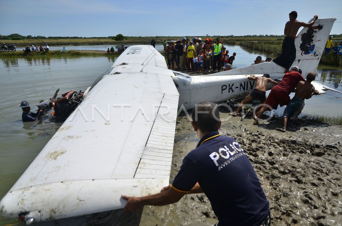 Evakuasi Kecelakaan Pesawat Latih Antara Foto