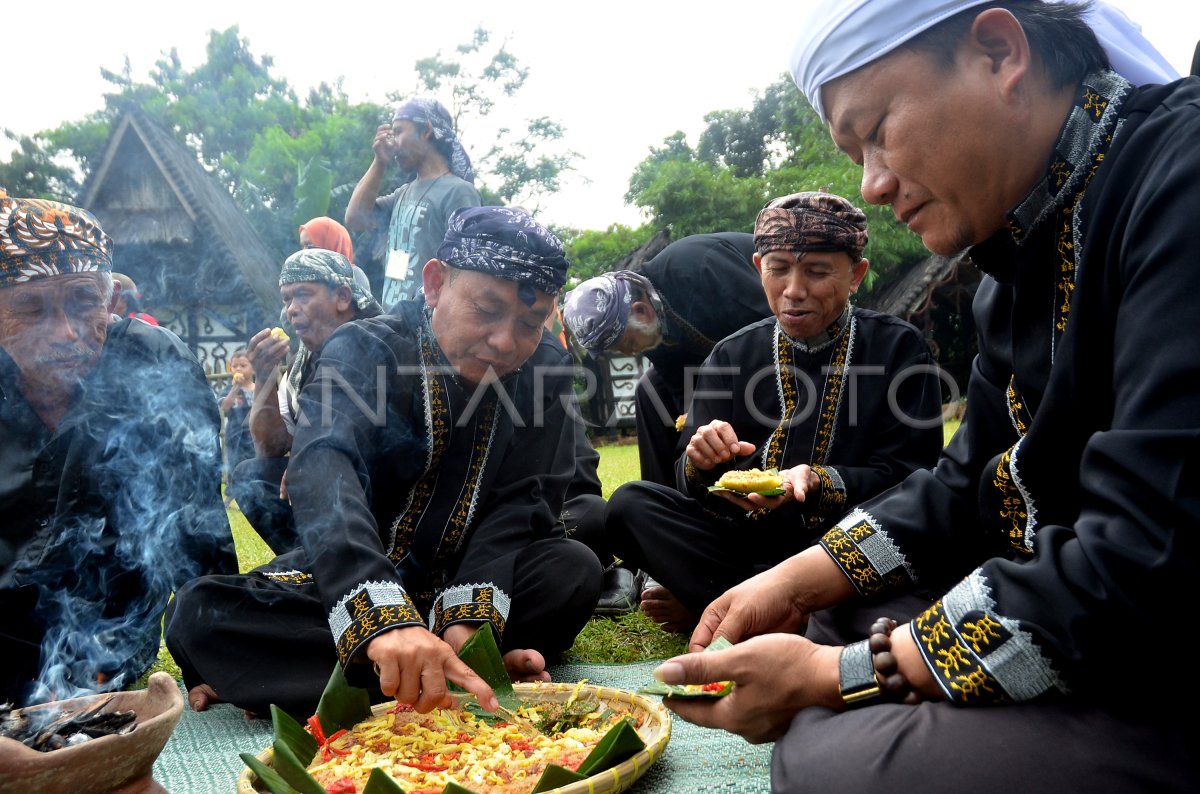 Tradisi Ritual Sedekah Kue Antara Foto