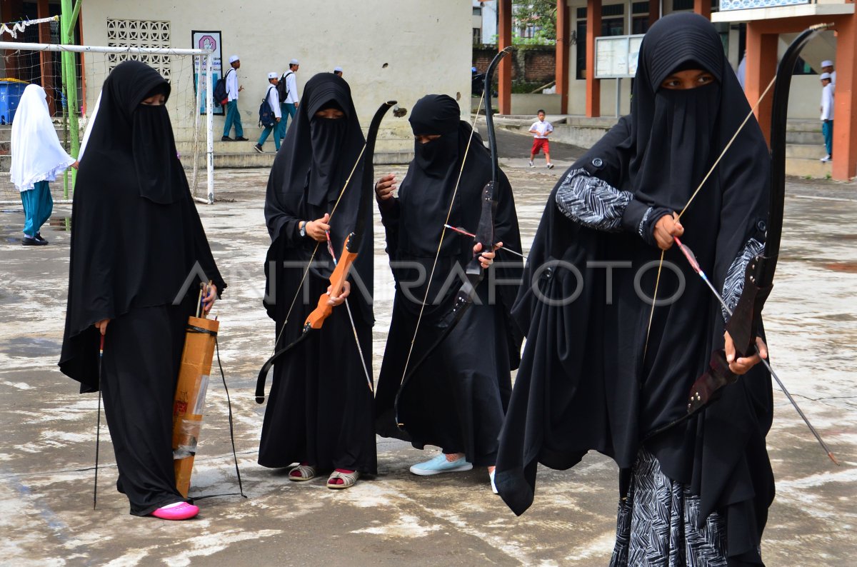 SANTRI BERLATIH MEMANAH ANTARA Foto