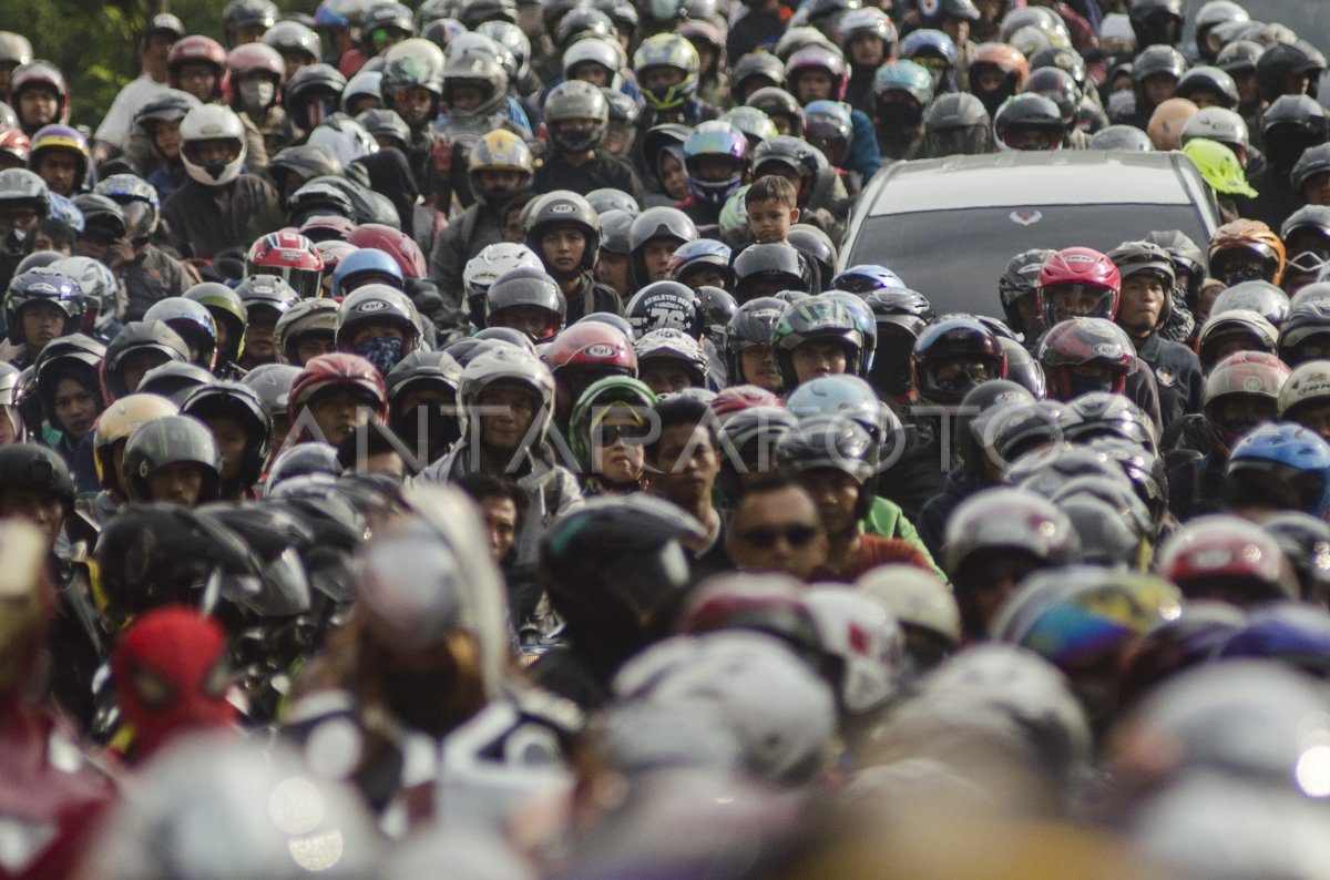 Jalur Nagrek Padat Antara Foto