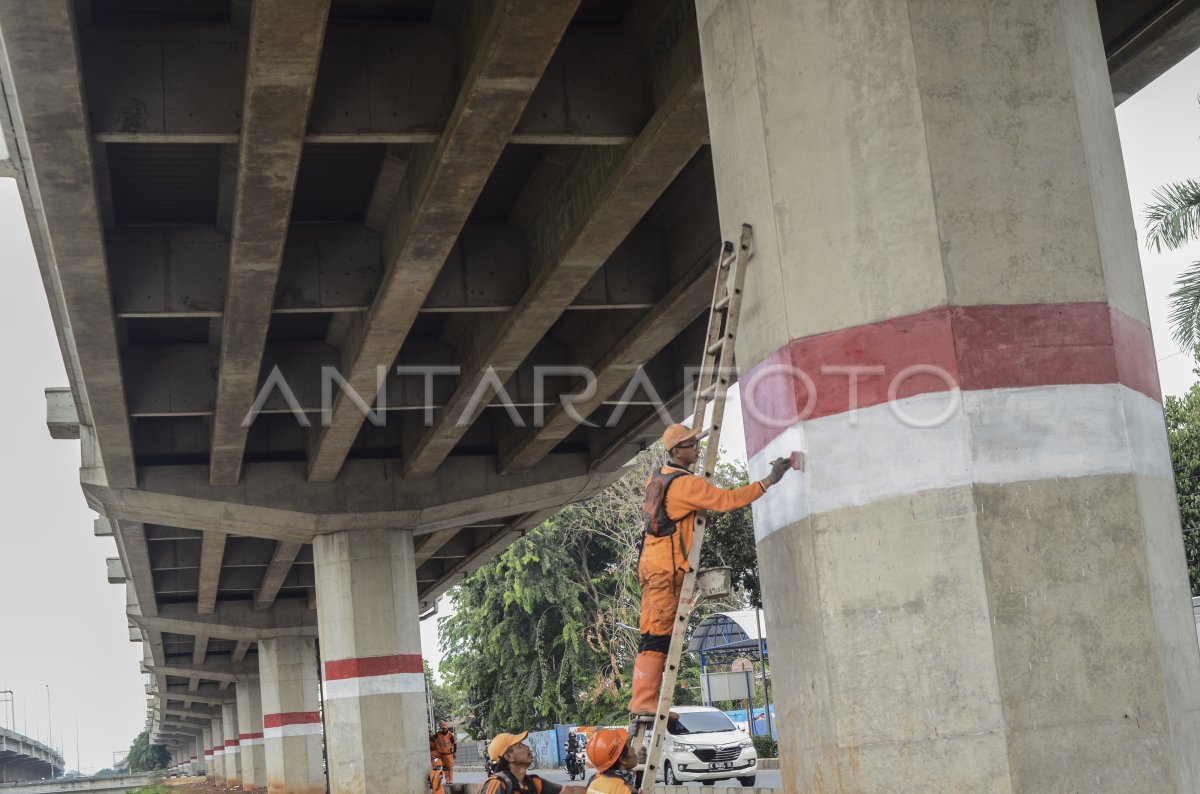 Kolong Tol Becakayu Sambut Kemerdekaan Antara Foto