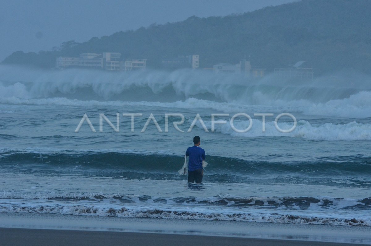 NELAYAN JARING DI PESISIR PANTAI ANTARA Foto