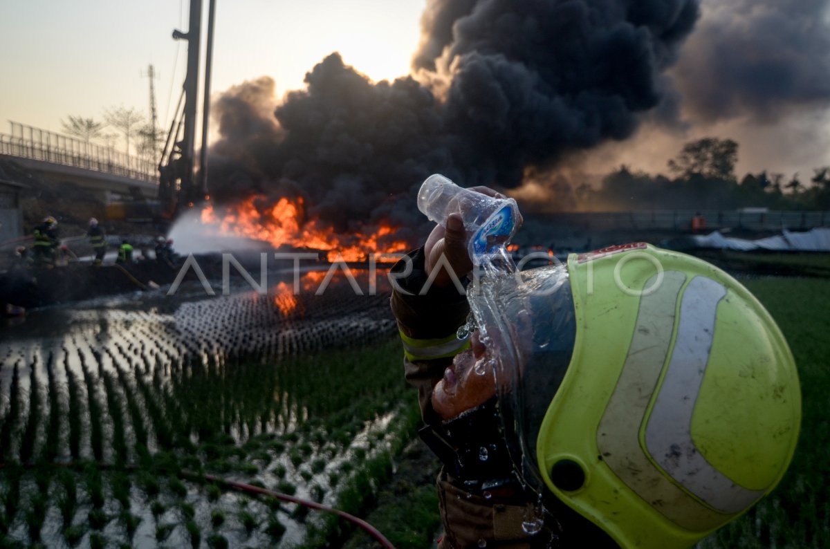 KEBAKARAN PIPA MINYAK PERTAMINA ANTARA Foto