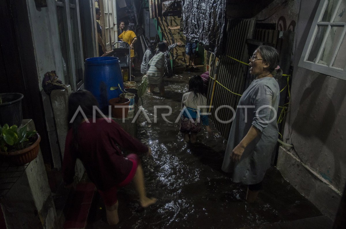 BANJIR RENDAM PERMUKIMAN DI KOTA BANDUNG ANTARA Foto