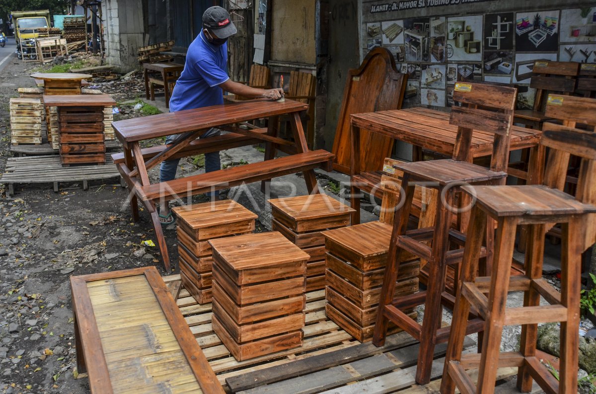 PERAJIN KAYU MEMANFAATKAN LIMBAH PALET ANTARA Foto