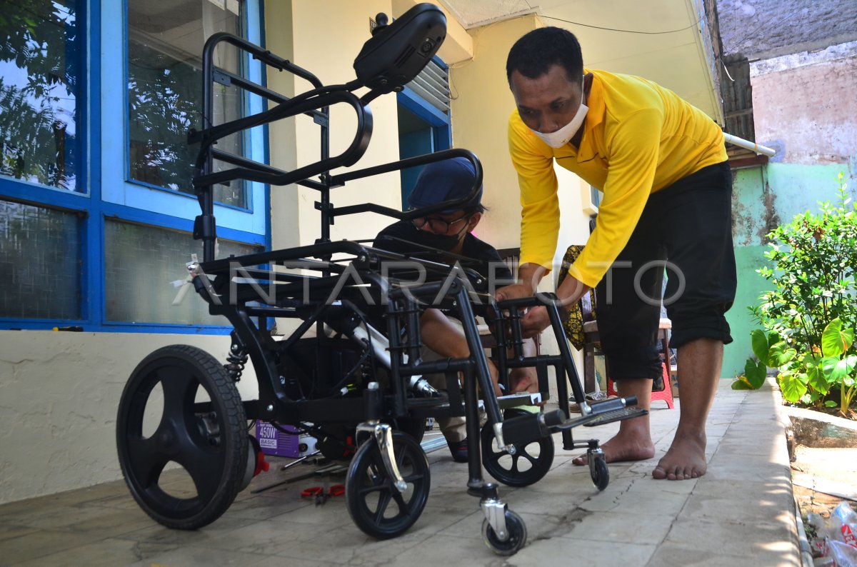 PRODUKSI KURSI RODA ELEKTRIK ANTARA Foto