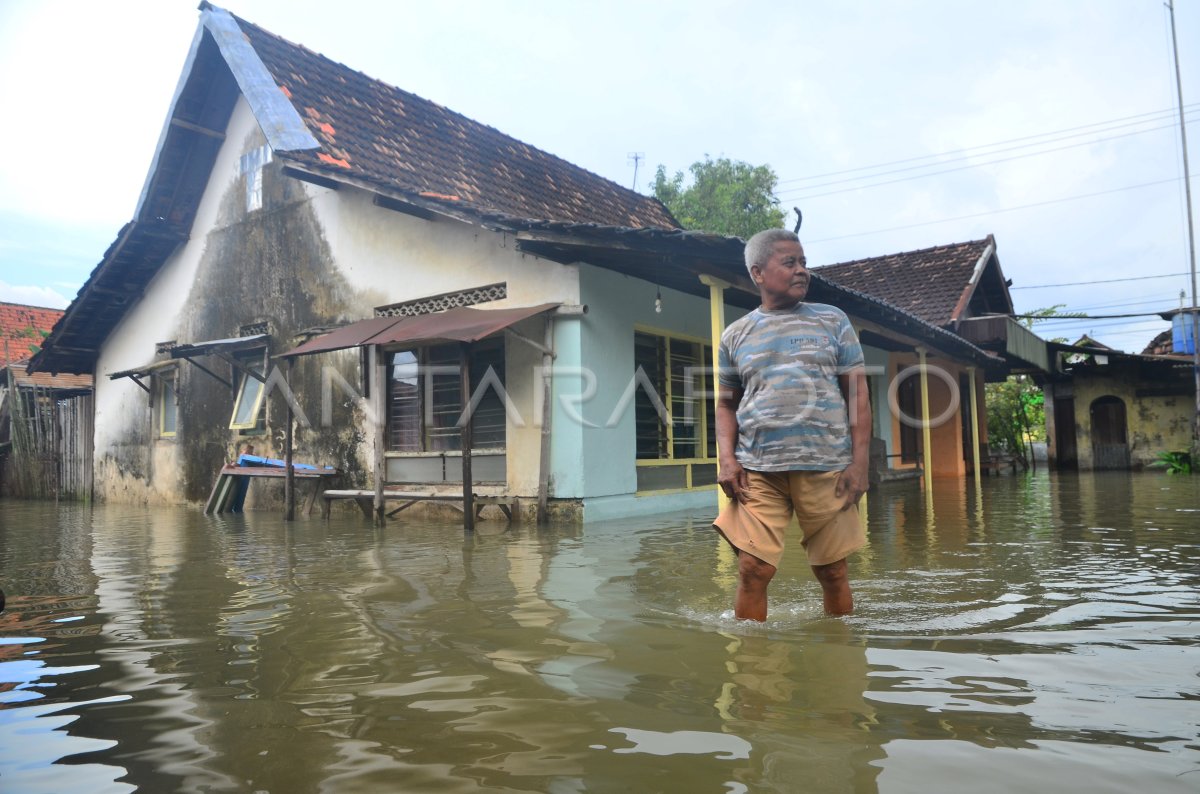 BANJIR AKIBAT HUJAN DAN DRAINASE BURUK DI KUDUS ANTARA Foto