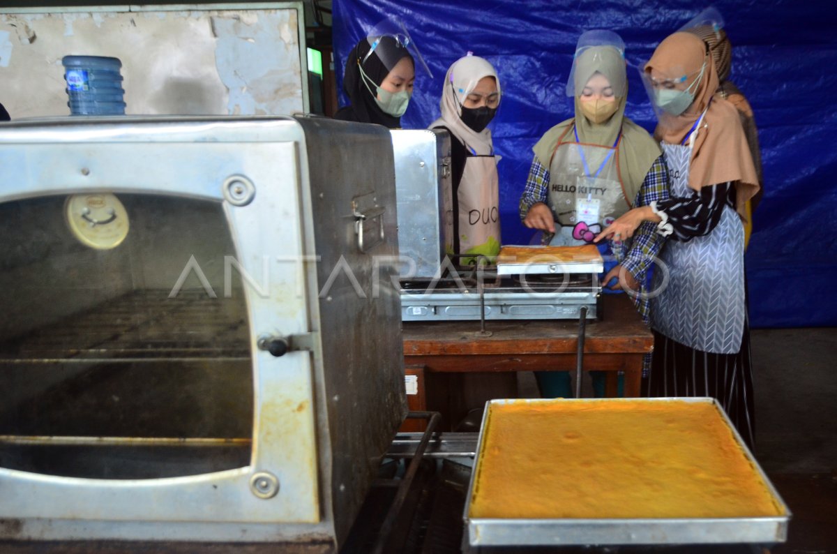 Pelatihan Membuat Kue Antara Foto