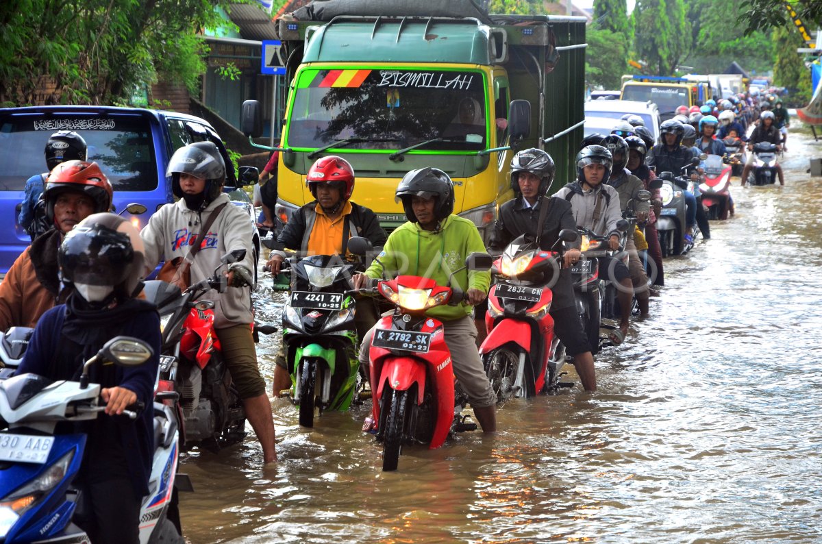 Kemacetan Jalan Kudus Purwodadi Akibat Banjir Antara Foto