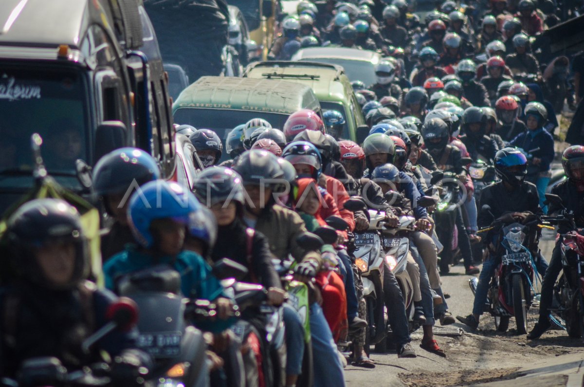 Kemacetan Jalur Cileunyi Antara Foto