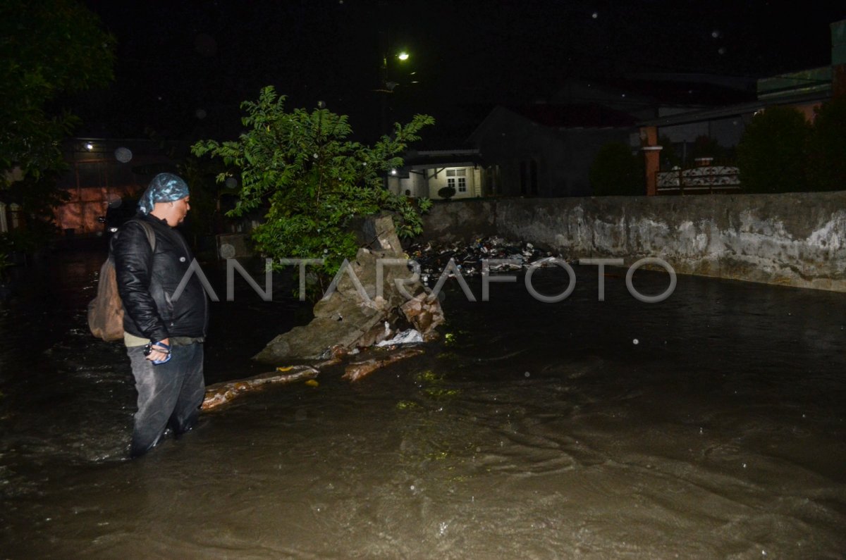 BANJIR AKIBAT TANGGUL JEBOL ANTARA Foto