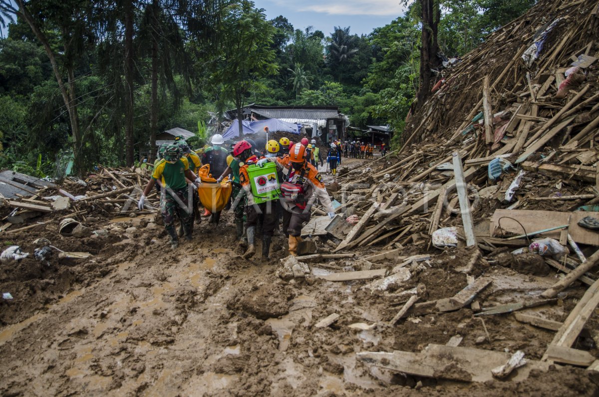 PENCARIAN KORBAN GEMPA CIANJUR ANTARA Foto