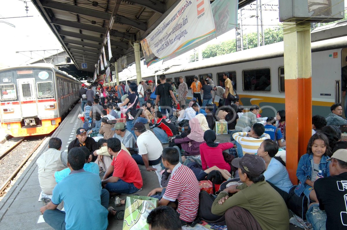 PENUMPUKAN PENUMPANG ANTARA Foto