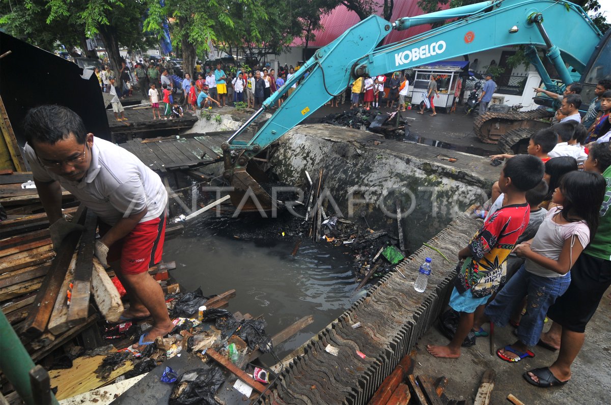 Penertiban Bangunan Diatas Saluran Air Antara Foto