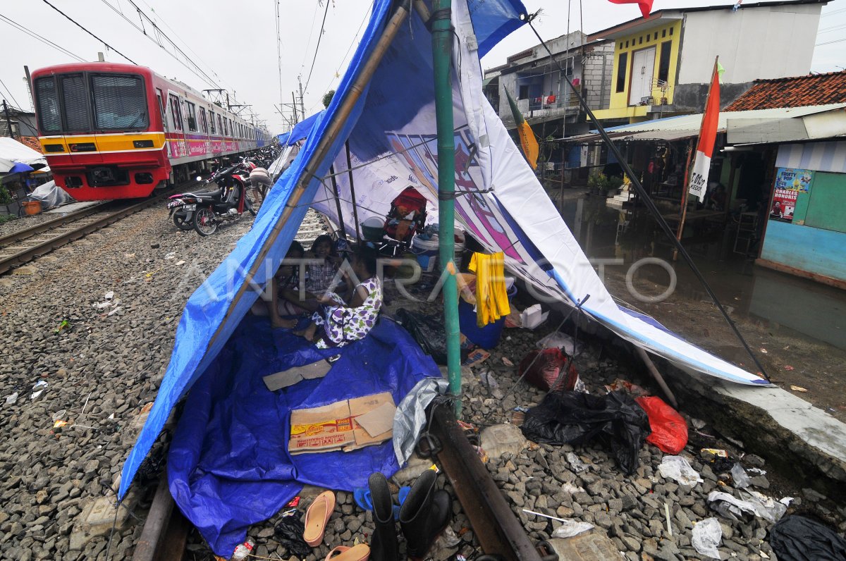 Mengungsi Di Pinggir Rel Antara Foto