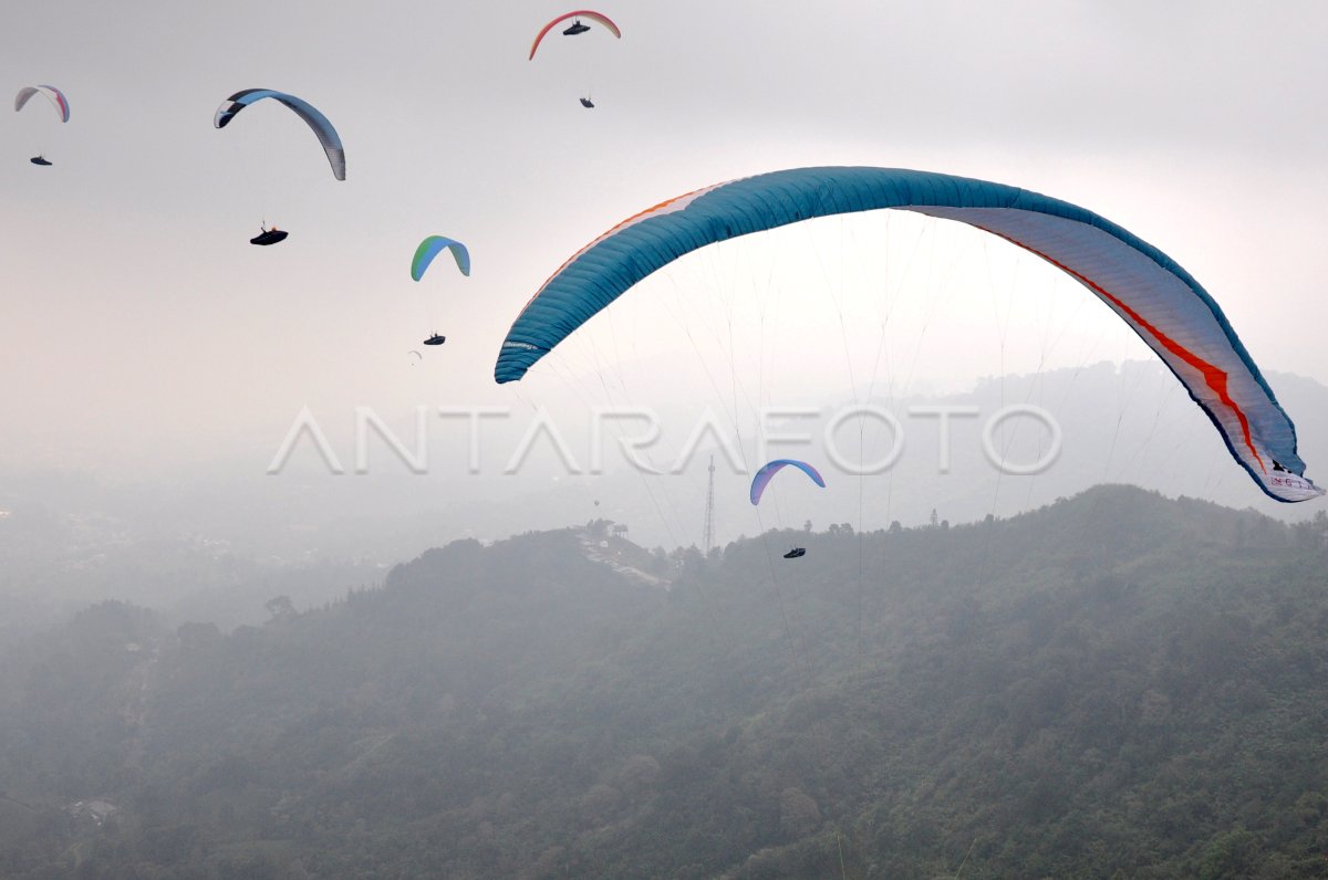 Paralayang Lintas Alam Latihan Antara Foto