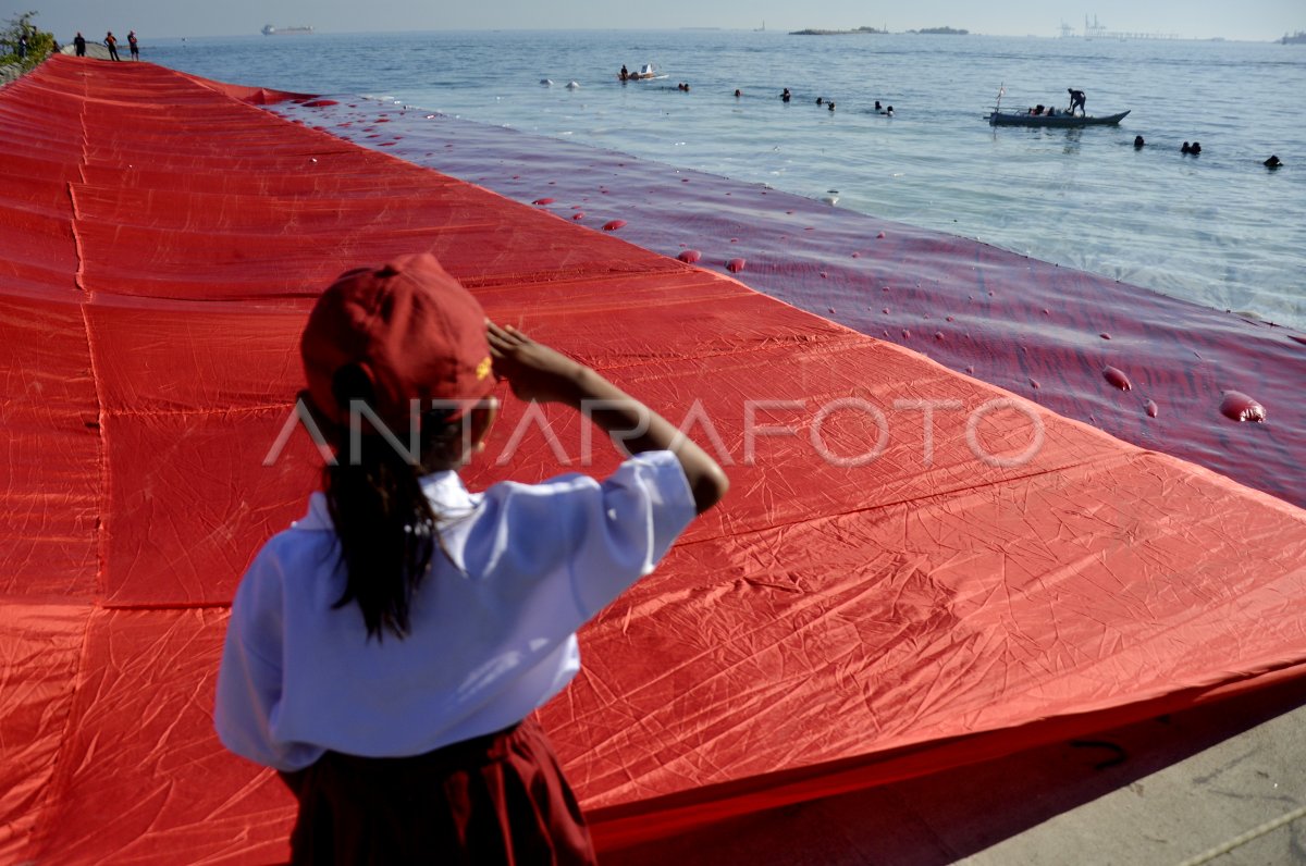 BENTANGKAN BENDERA MERAH PUTIH RAKSASA DI PANTAI PULAU LAE LAE ANTARA