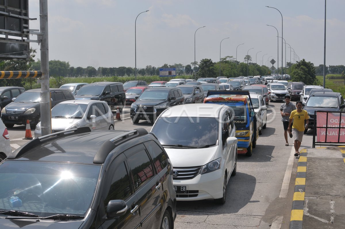 Antrean Kendaraan Di Gerbang Tol Jomo Antara Foto