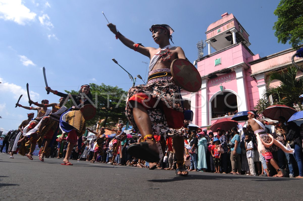 KIRAB BUDAYA HUT KOTA SALATIGA ANTARA Foto