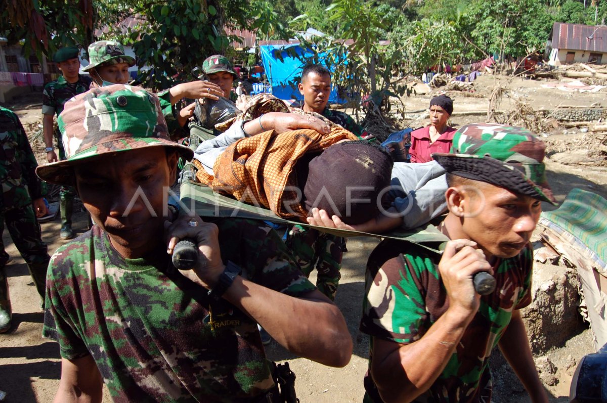 Korban Banjir Bandang Antara Foto