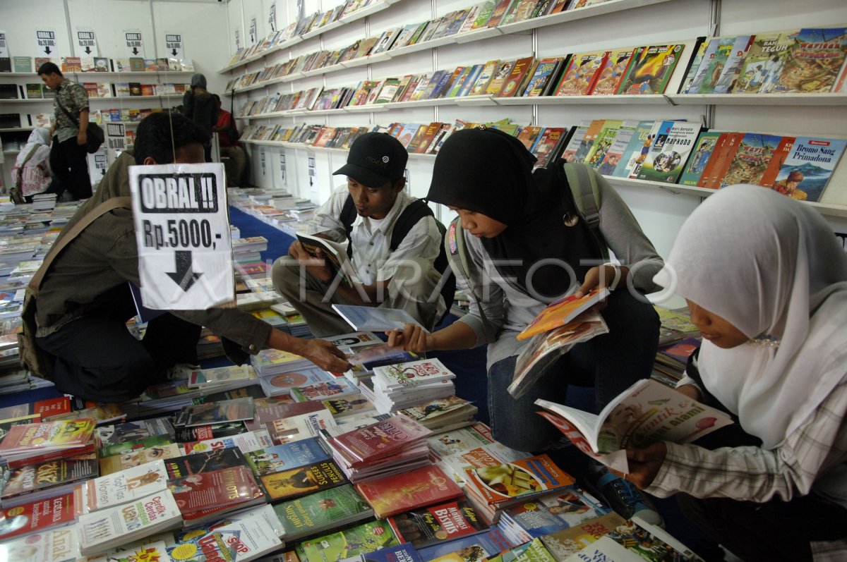 CUCI GUDANG BUKU ANTARA Foto