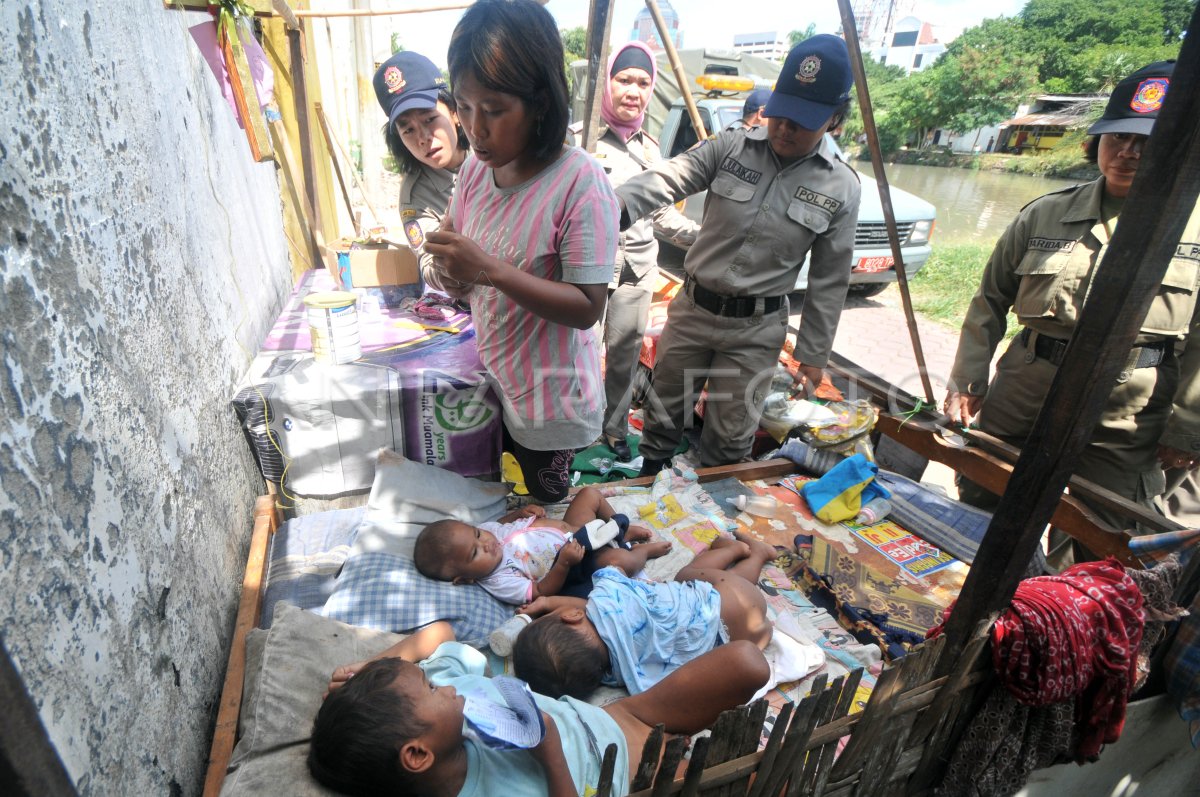 PENERTIBAN BANGUNAN LIAR ANTARA Foto