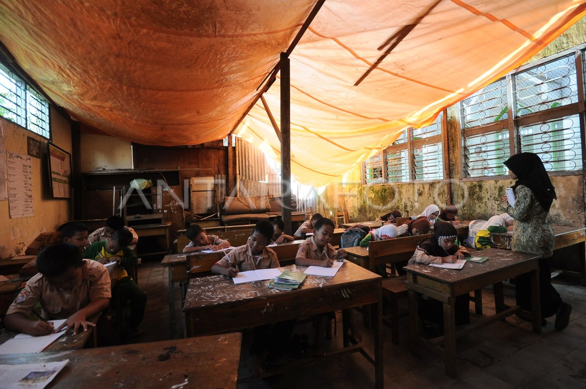 Perbaikan Sekolah Rusak Antara Foto