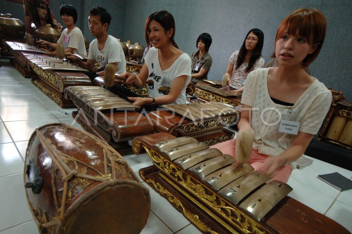 Mahasiswa Asing Belajar Budaya Jawa Antara Foto