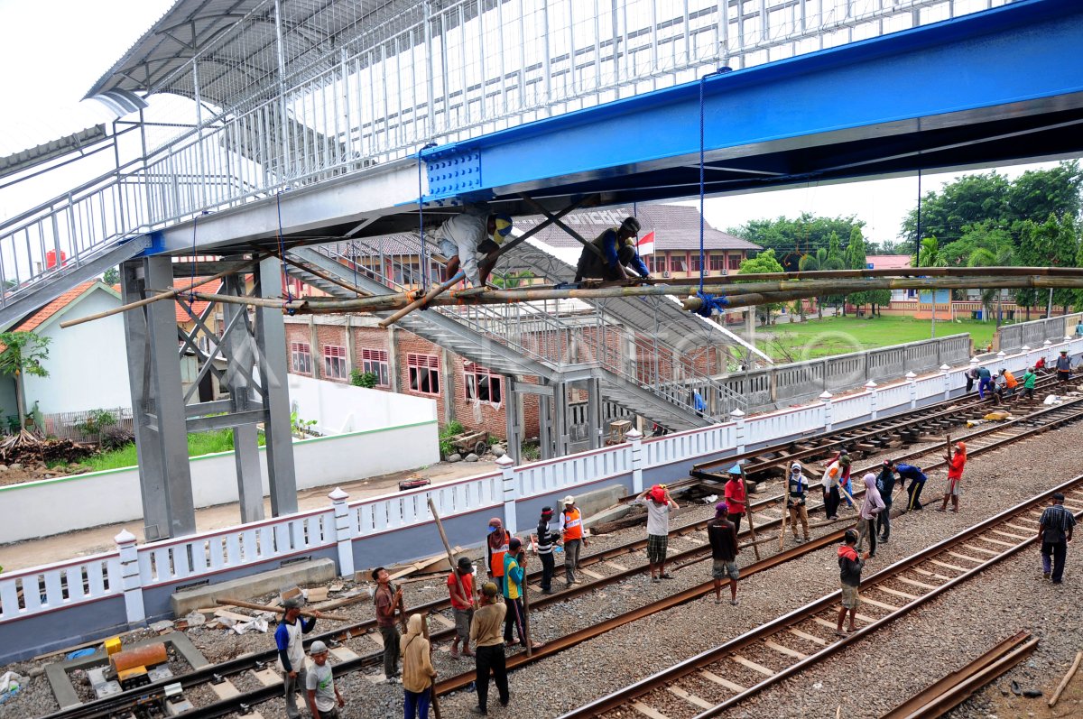 PEMBANGUNAN JEMBATAN PENYEBERANGAN KA ANTARA Foto