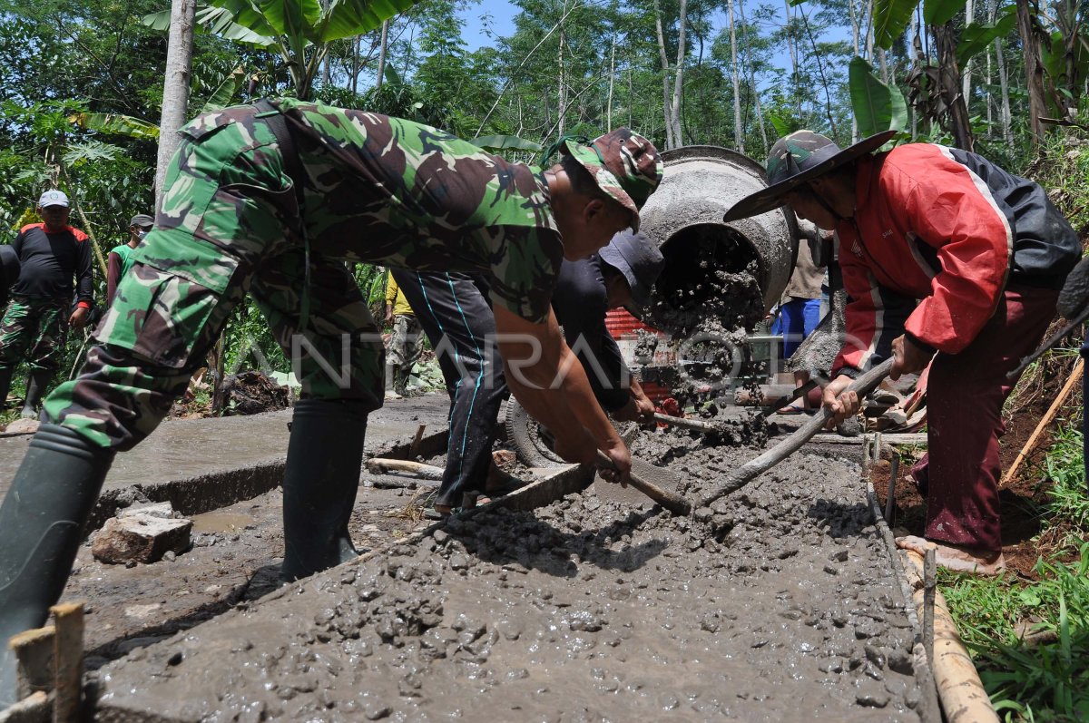 Membangun Jalan Antar Desa Antara Foto